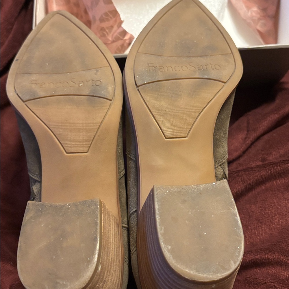 Franco Sarto Sager suede pointed-toe ankle bootie in Sienna Green. Size 7 - Picture 5 of 8